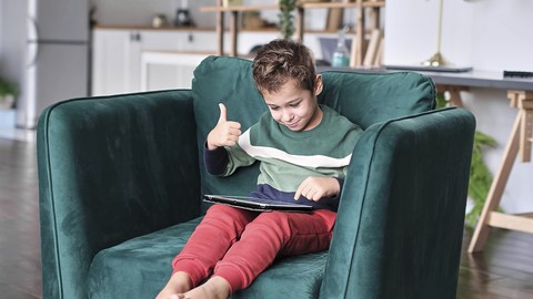 Kind freut sich über Lernfortschritt mit Klari